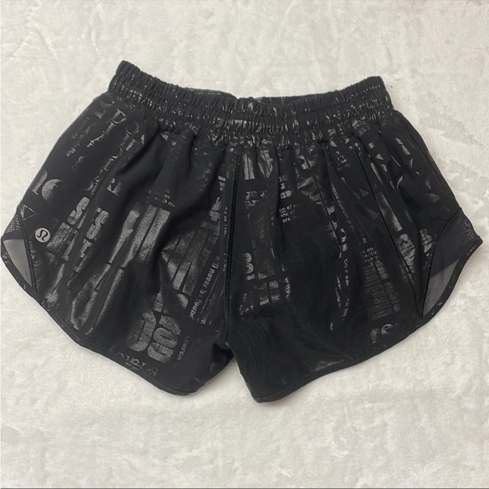 Lululemon Hotty Hot Size 4, 2.5”